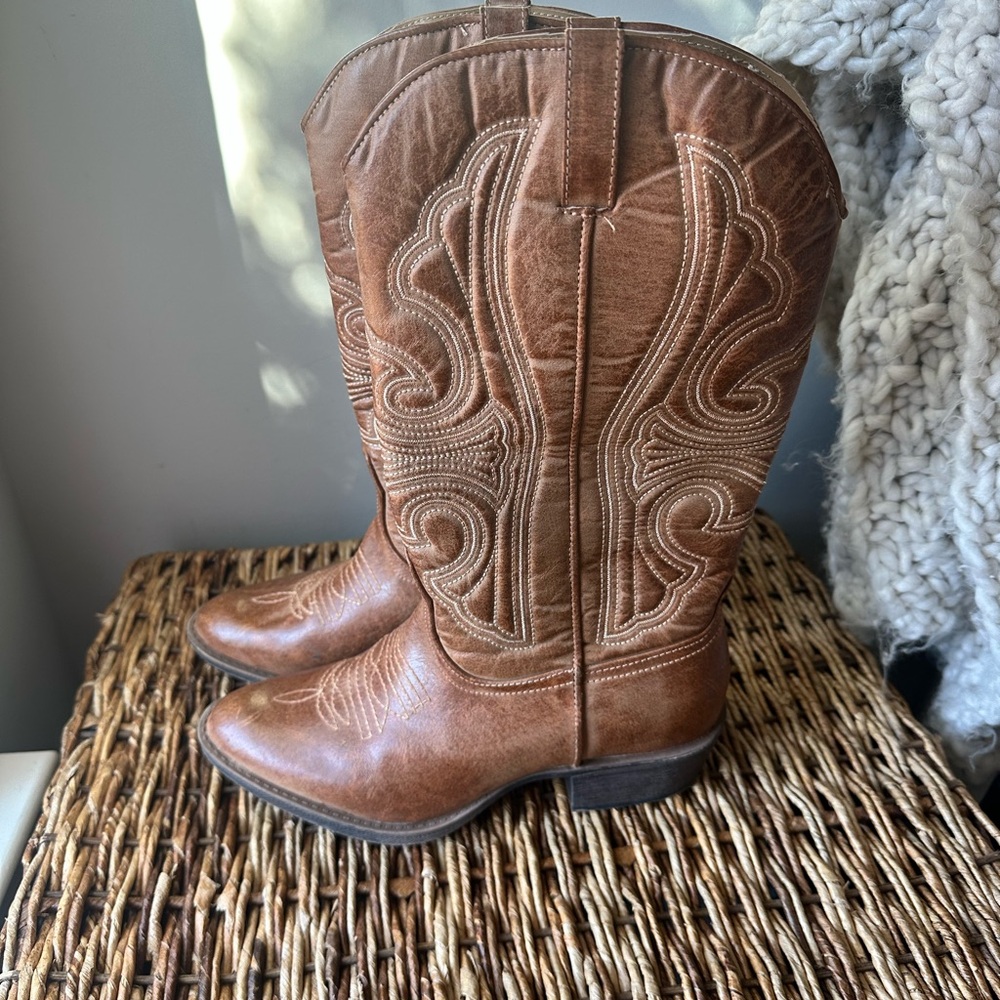 Elegant Tan Heeled Western Boots